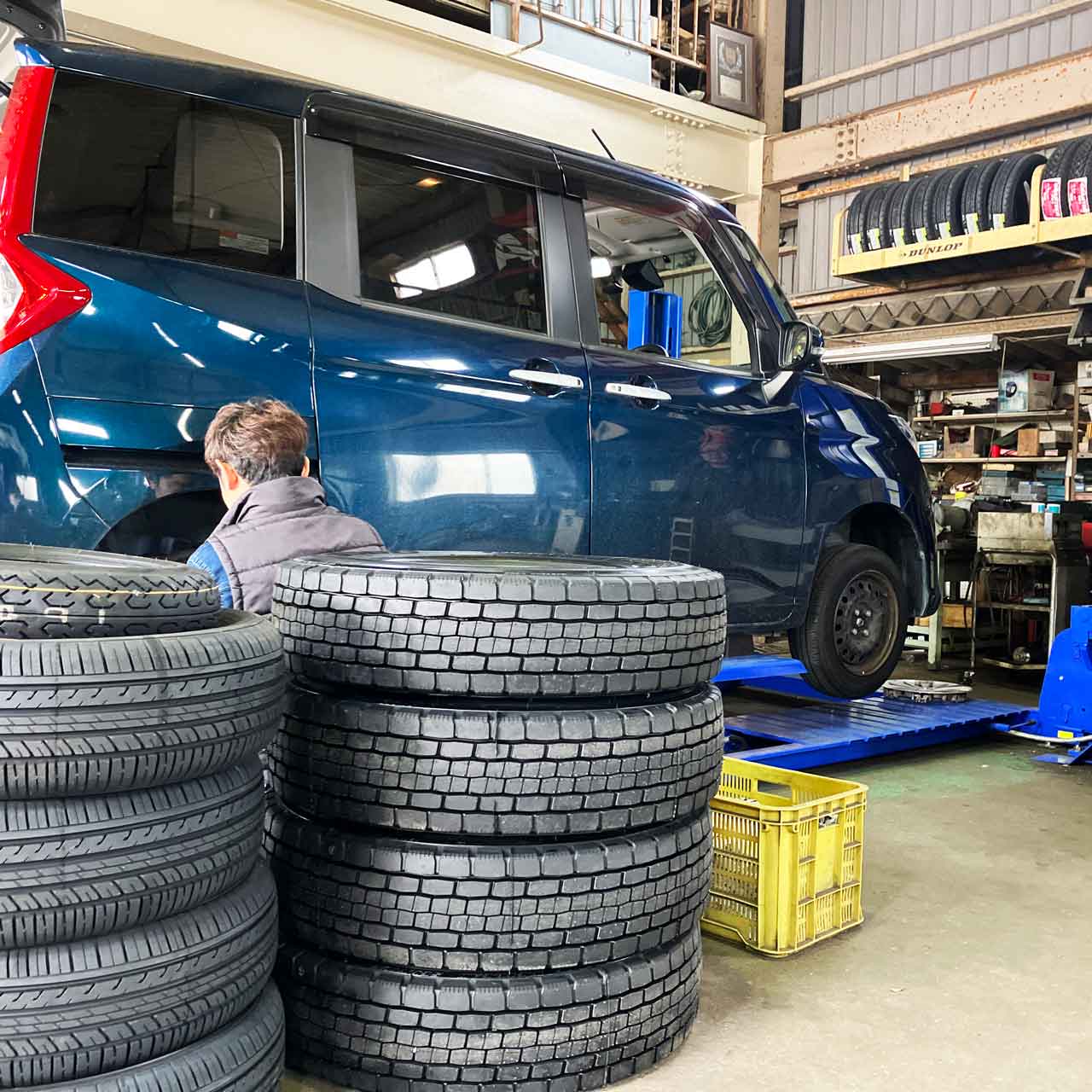 車の点検作業